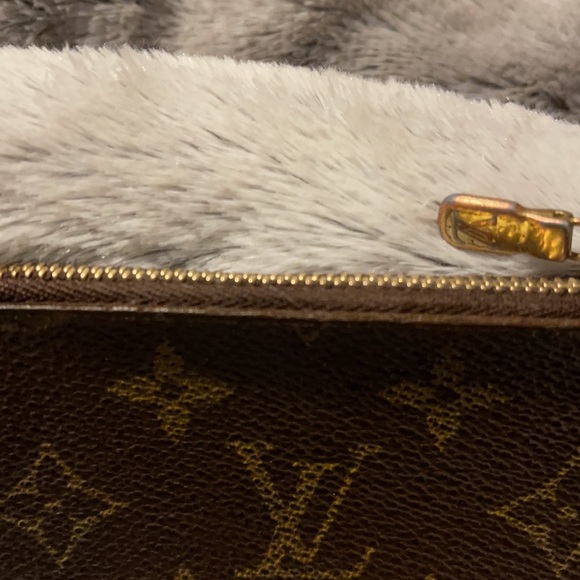 Authentic Louis Vuitton Monogram key pouch - Picture 4 of 11